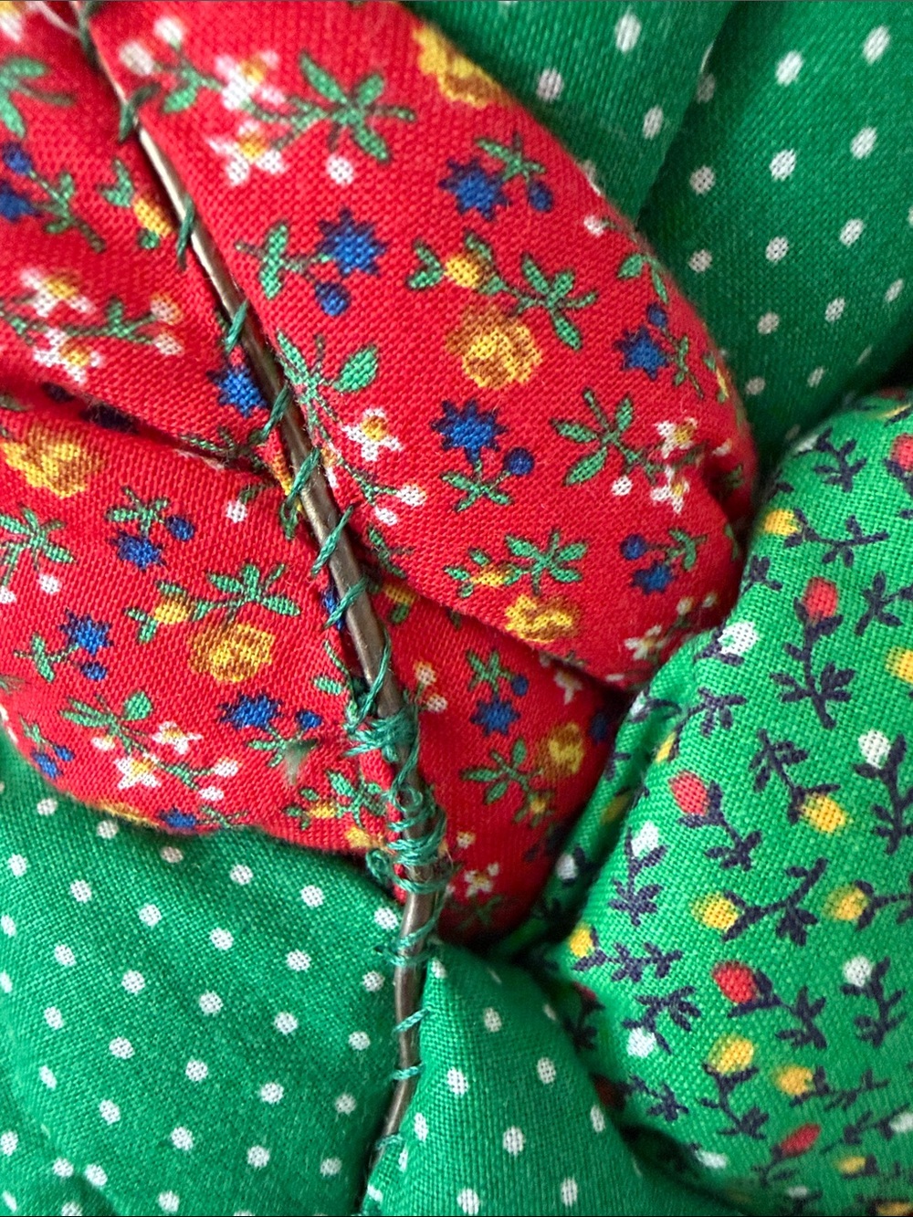 VTG large handmade quilted patchwork kitschy Christmas wreath - Picture 7 of 10